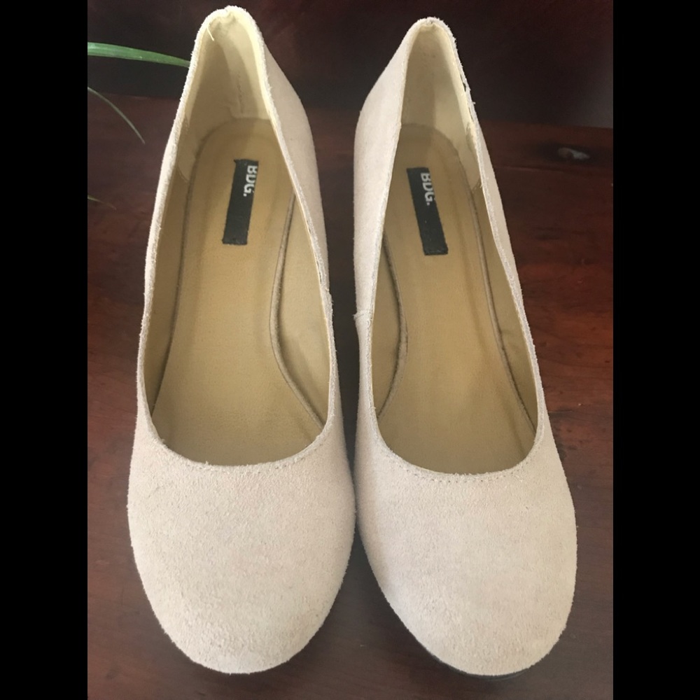 Nude suede texture kitten heels.